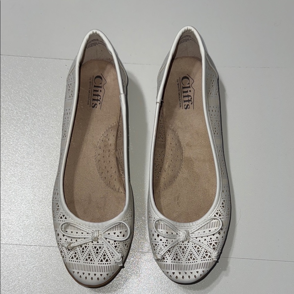 Cliffs by White Mountain Women's White Ballet Flats